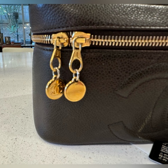 CHANEL Vintage Timeless Cosmetic Case Caviar Brown w 24k hardware - Picture 7 of 10